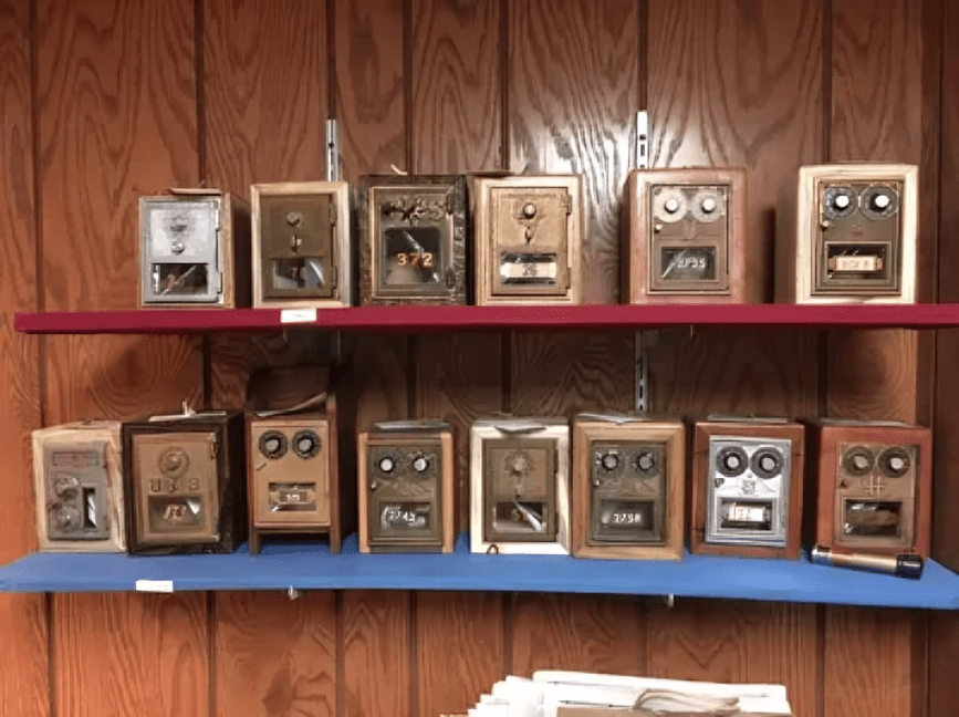 A shelf with many different types of old time radio