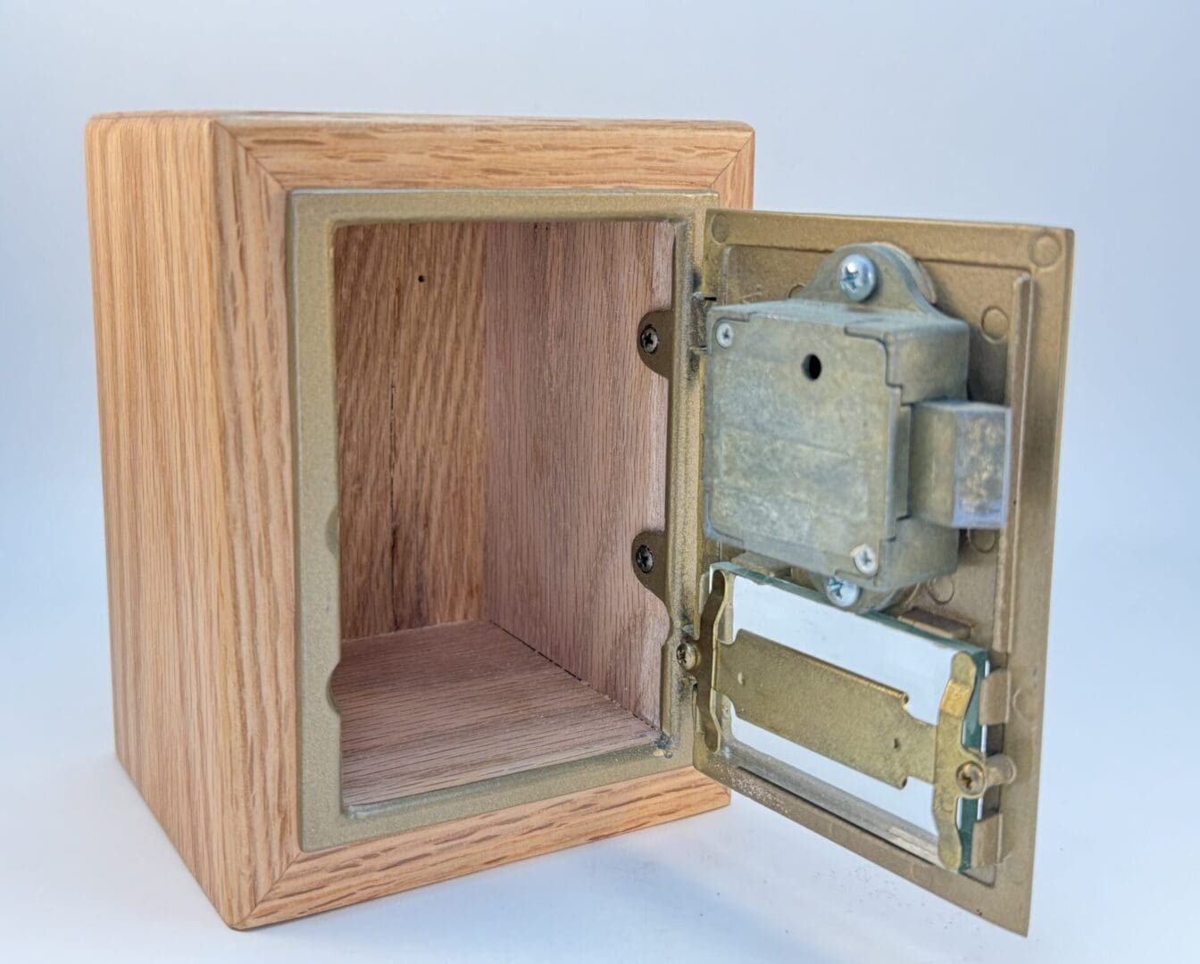 1980 Oak Mailbox Door Bank