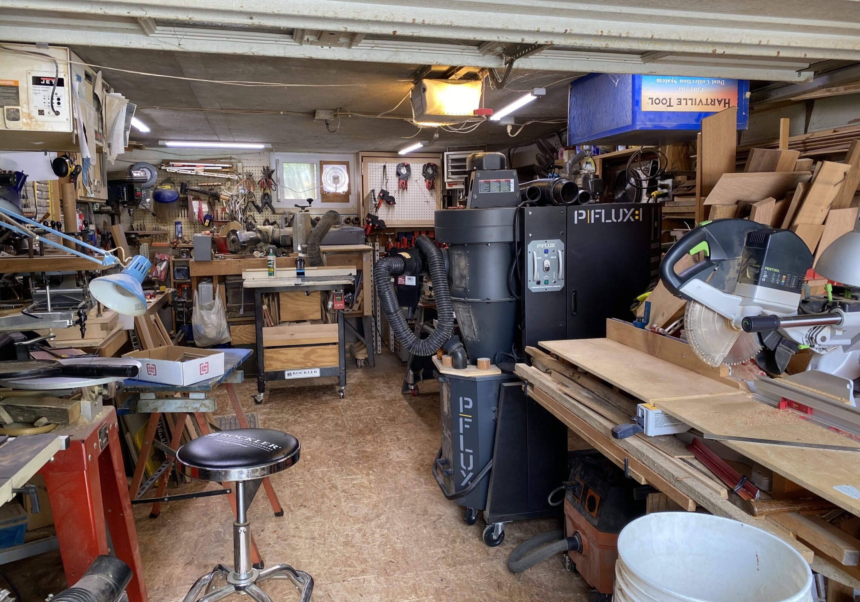 A room filled with lots of wooden work benches.